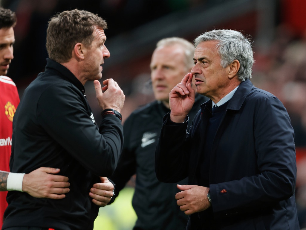 外界如何看待这场场边“捏鼻”冲突？
对