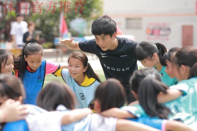 快乐足球 点燃梦想 女足活力玫瑰课堂在隆昌市黄家镇中心学校顺利举行